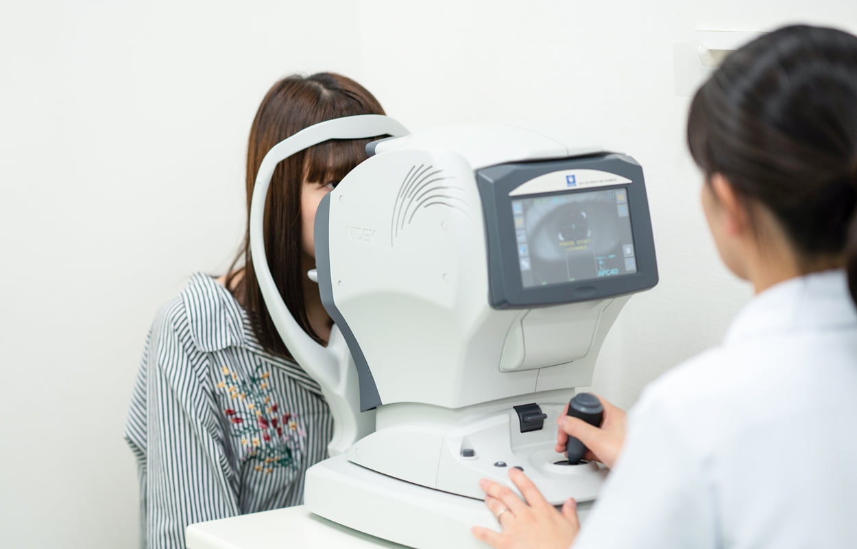 片桐眼科クリニック　眼圧・屈折検査の様子写真