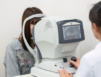 片桐眼科クリニックの眼圧検査の様子