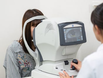 片桐眼科クリニックの屈折検査の様子