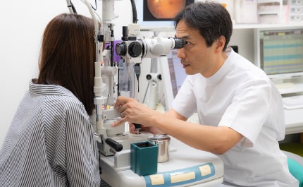 片桐眼科クリニックの細隙灯顕微鏡検査（スリットランプ）の様子